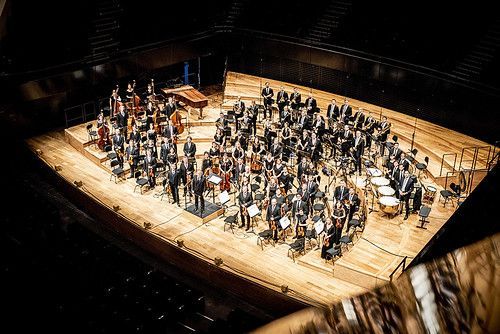 Músicos jóvenes con instrumentos antiguos con lo mejor de Beethoven y Mozart