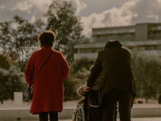 La importancia del cuidado profesional de personas mayores en el entorno familiar